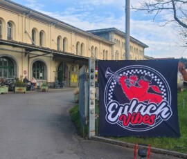 Das Eulach Vibes Banner beim Skarfreitag-Event im April 2026, mit historischem Gebäude im Hintergrund und festlicher Atmosphäre. Eulach Vibes Banner beim Skarfreitag-Event im April 2026.