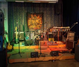 Bild zeigt die Bühne bei Skarfreitag Vol. 01 im April 2026, vorbereitet für Live-Musik mit Instrumenten und Soundtechnik. Musikbühne mit Instrumenten und Lautsprechern bei Skarfreitag Vol. 01.