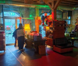 Gemütliche Szene im Eulach Vibes an Karfreitag, mit bunten Lichtern, Gästen und entspannter Atmosphäre während des Events Skarfreitag Vol. 01 – April. Innenaufnahme vom Eulach Vibes mit bunten Lichtern und Gästen an Karfreitag.