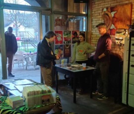 Besucher beim Skarfreitag-Event im Eulach Vibes, umgeben von Kunst und Musik, im April 2026. Menschen beim Eulach Vibes Event am Skarfreitag im April 2026.