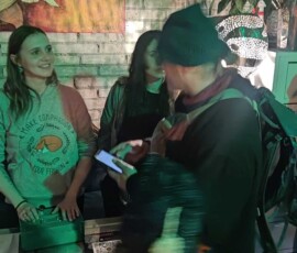 Freunde beim Skarfreitag-Event bei Eulach Vibes in Zürich, feiern, lachen und genießen die Musik in einer entspannten Atmosphäre. Freunde beim Skarfreitag-Event bei Eulach Vibes in Zürich, feiern und genießen die Musik.